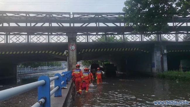 客车涉水12人被困桥下 消防交警救援 暴雨中紧急施救